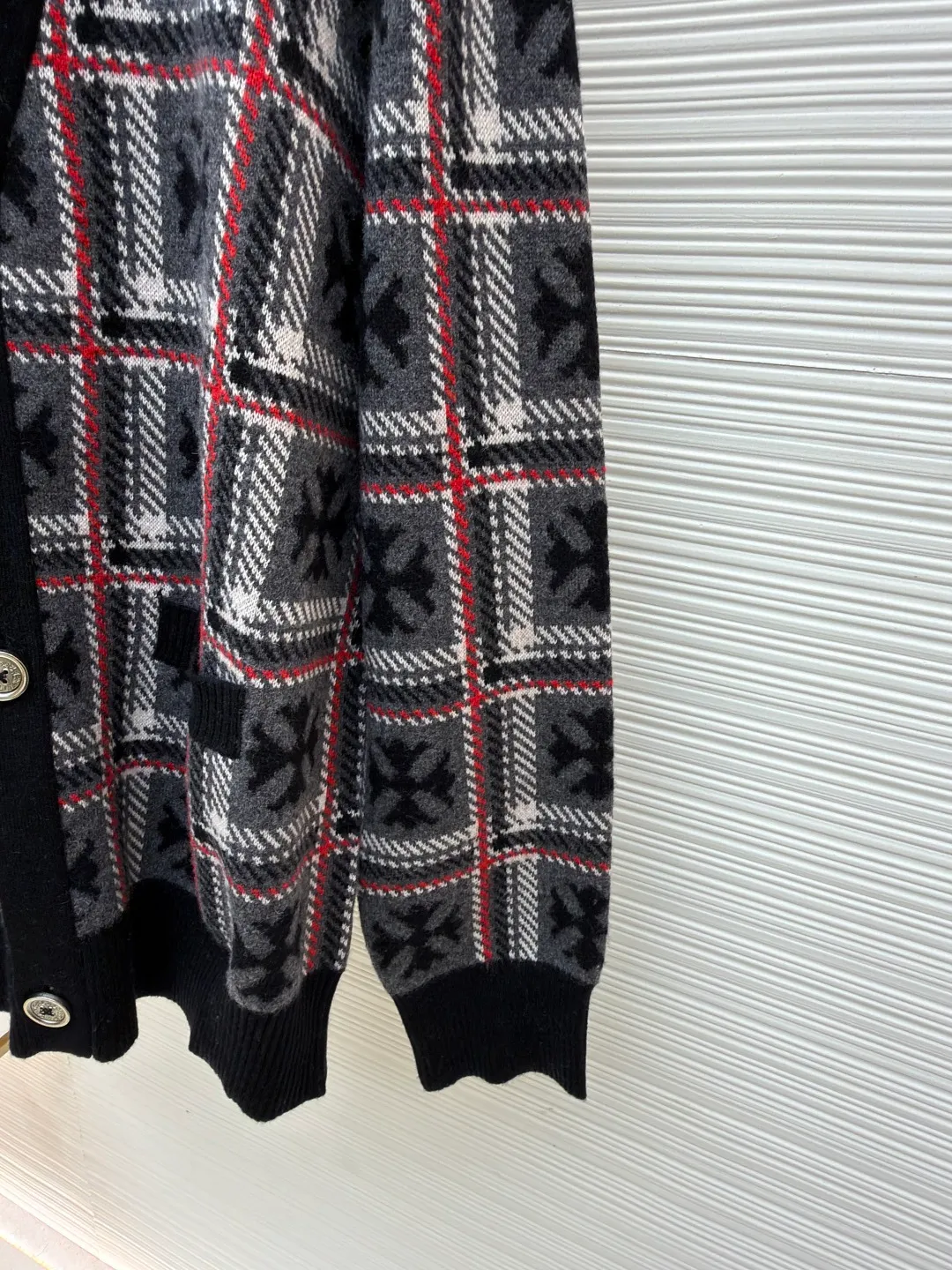 Chrome Hearts cross jacquard cashmere knitted cardigan ●Item number: 1681021-B25 ●Material: wool blended fabric ●Technology: knitted jacquard production ●Version: loose fit ●Weight: about 715 grams ●Size: S-M-L ●Description: The custom-made yarn is made of 55% wool + 30% cashmere + 15% nylon blended material. Customized leather collar label. Customized mold opening accessories and silver jewelry. (It takes an average of 220 minutes to weave ready-made clothes on imported looms. It is 4.5 times that of ordinary clothes). (emphasis added) ! ! ! Four pieces. Four patterns. Each side is different.) (Platform alignment) (Shoulder sleeve alignment) (Pocket alignment) with air cooler shaping + hand-sealed labels. Same style for men and women. The workmanship details are very good. Large quantities will be shipped out on the same day. The overall wiring is straight and delicate, the fabric is comfortable and soft, and the color is consistent without color difference. It can be matched with the same style to create a fashionable look and control various occasions. Customized accessories, complete with three standards, same style for men and women!